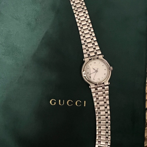 Authentic Gucci 9000 series Watch - Picture 5 of 9